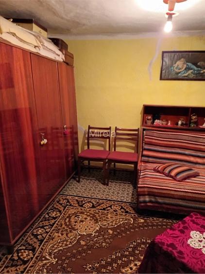 Casă cu 2 camere cu Teren 500 Mp în Cârlomănești