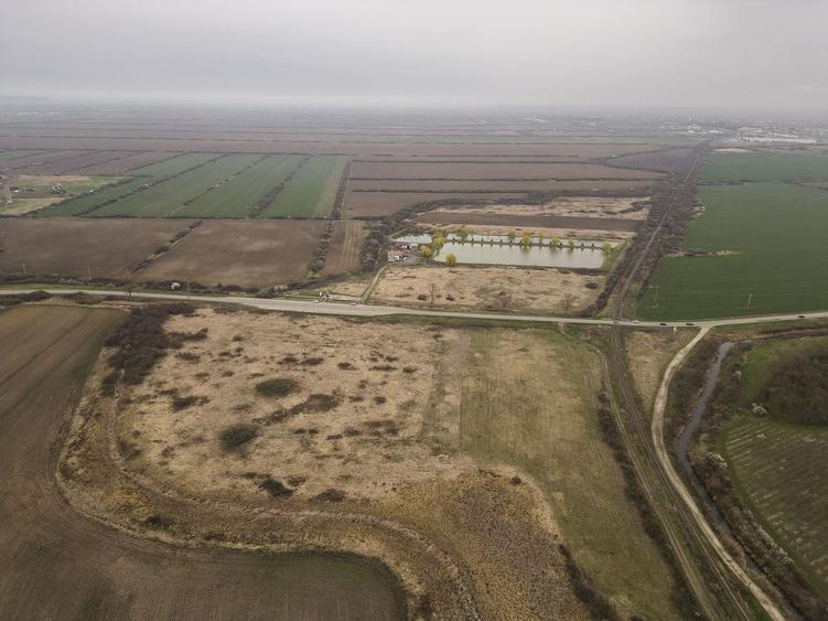 Teren agricol extravilan de 8600 mp, în Central