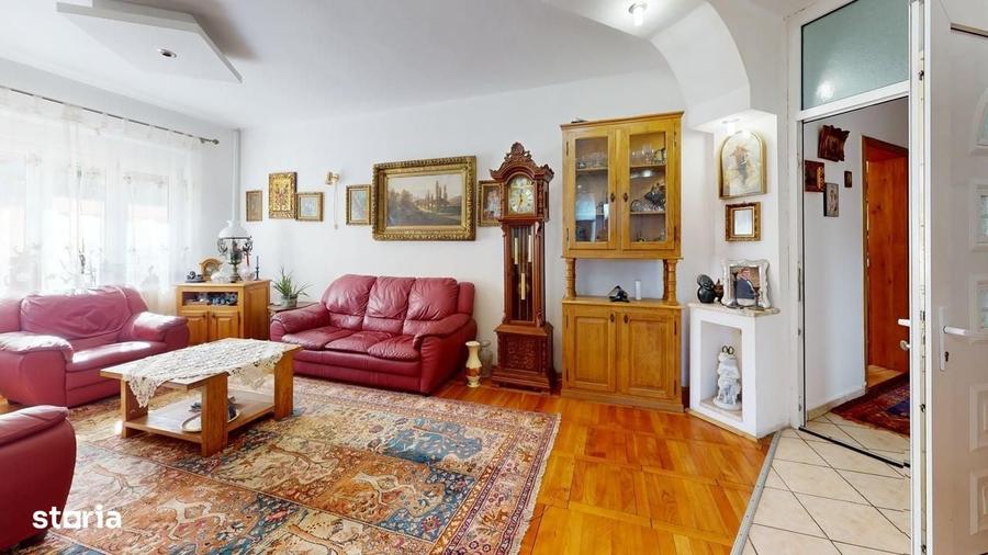 Casă cu 4 camere în Trei Stejari