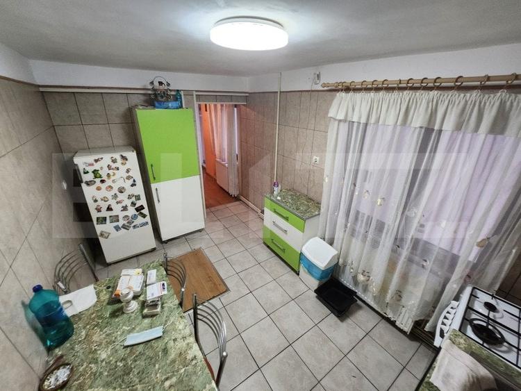 Casă individuală cu 6 camere cu Canalizare în Est