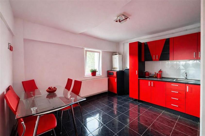 Apartament cu 3 camere decomandat, mobilat în Sud