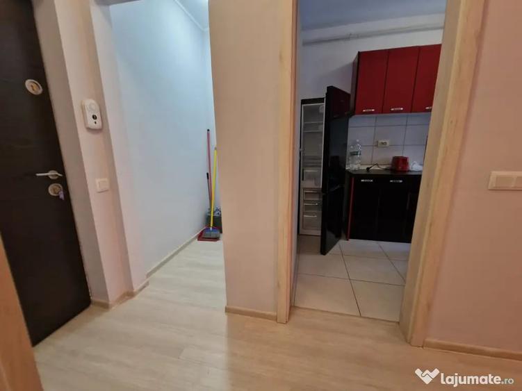 Garsonieră decomandată în Roșu