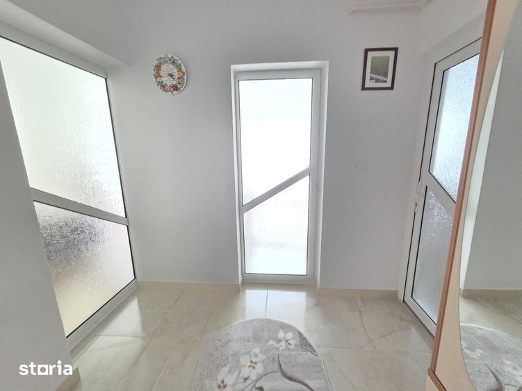 Apartament cu 3 camere semidecomandat în Micro 17