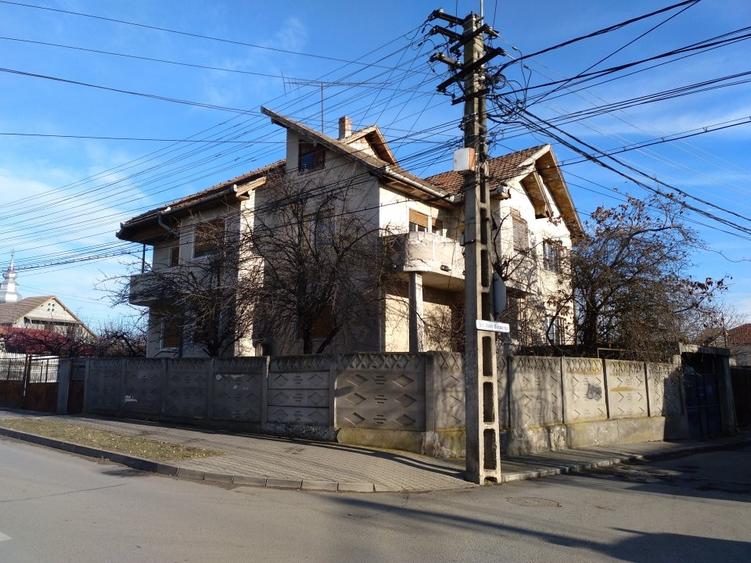 Casă cu 7 camere cu Teren 700 Mp în Central