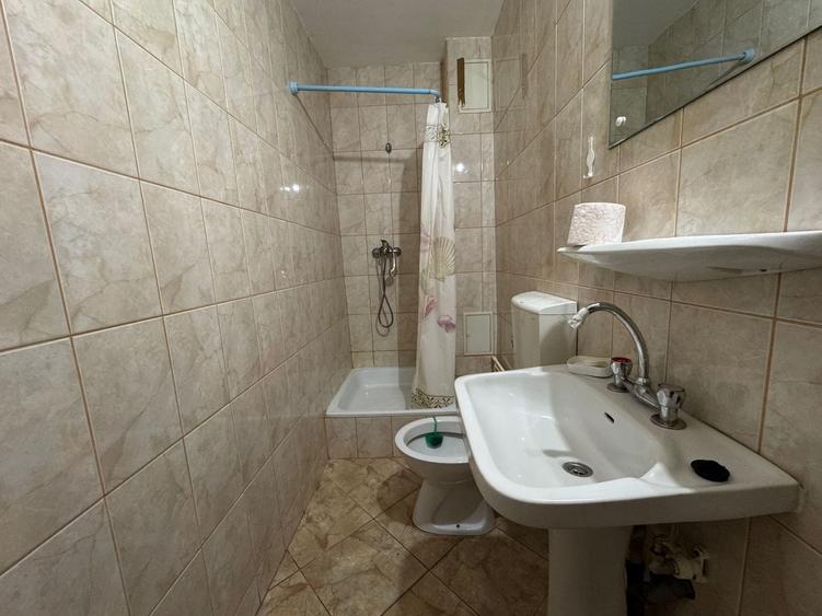 Apartament cu 3 camere semidecomandat, mobilat în Obor