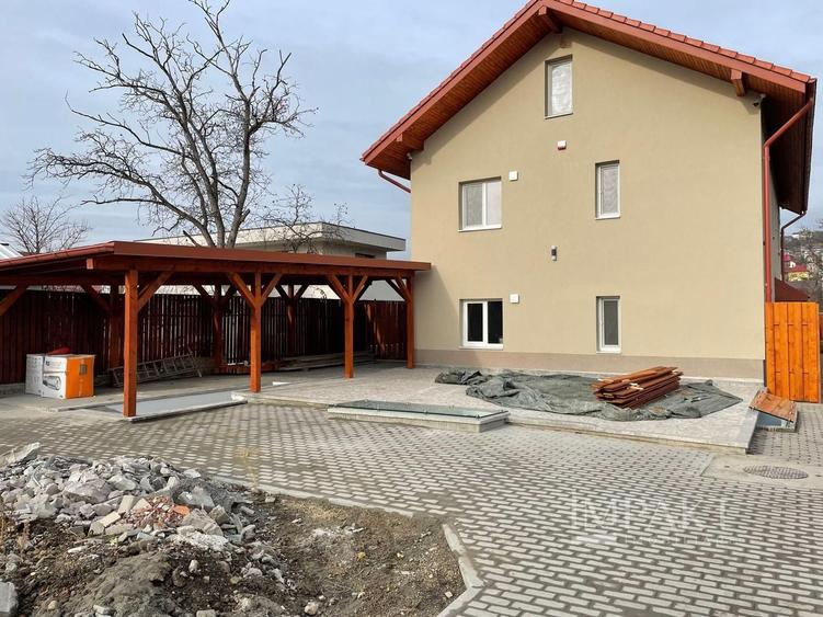 Casă individuală cu 7 camere decomandat cu Canalizare în Iris
