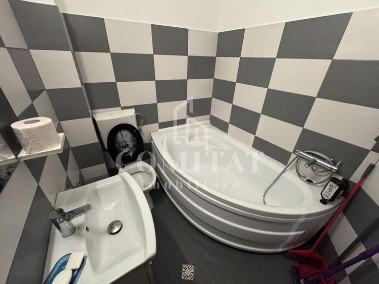 Apartament cu 3 camere semidecomandat, mobilat în Central