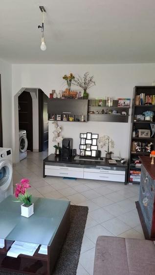 Apartament cu 3 camere decomandat în Vitan