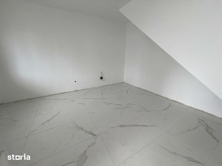 Casă cu 5 camere cu Teren 150 Mp în Roșu