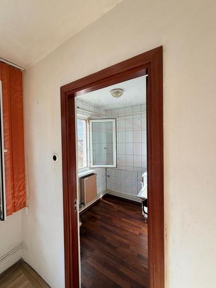 Apartament cu 3 camere semidecomandat în Micro 40