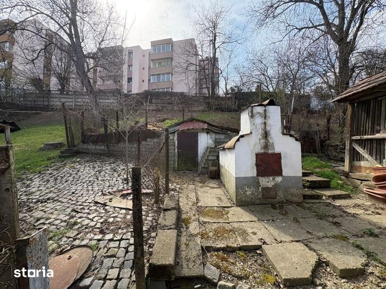 Casă cu 6 camere cu Teren 670 Mp în Central