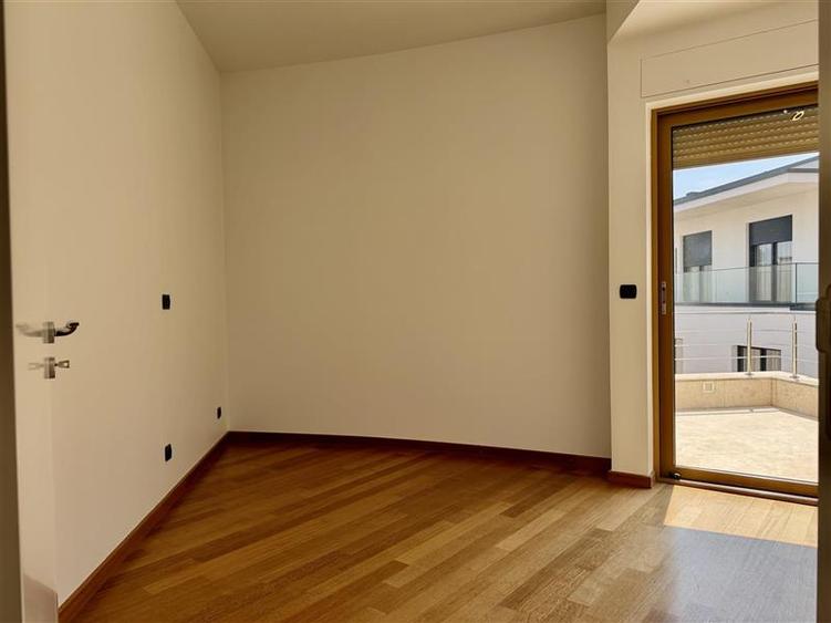 Apartament cu 5 camere decomandat în Primăverii