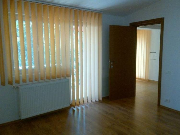 Casă individuală cu 4 camere cu Teren 100 Mp în Moșilor