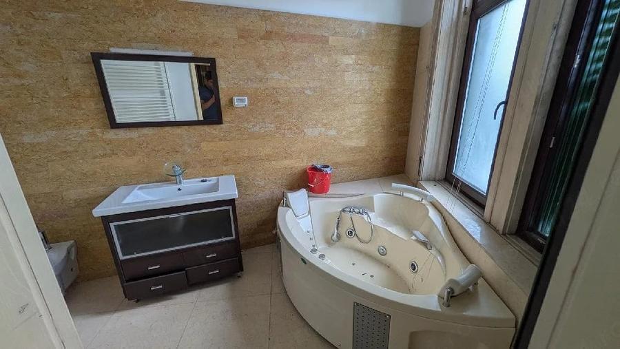 Apartament cu 4 camere nedecomandat în Central