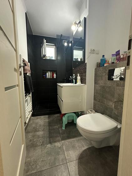 Apartament cu 3 camere semidecomandat, mobilat în Hipodrom