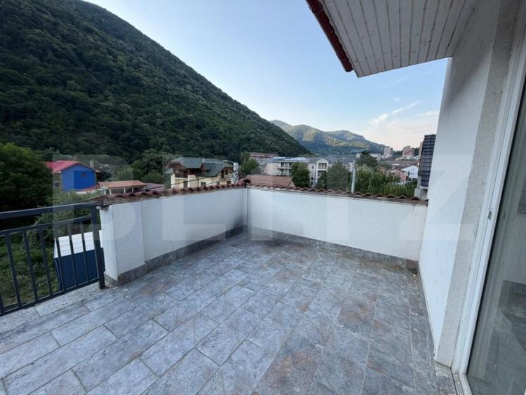 Casă cu 5 camere cu Teren 192 Mp în Central