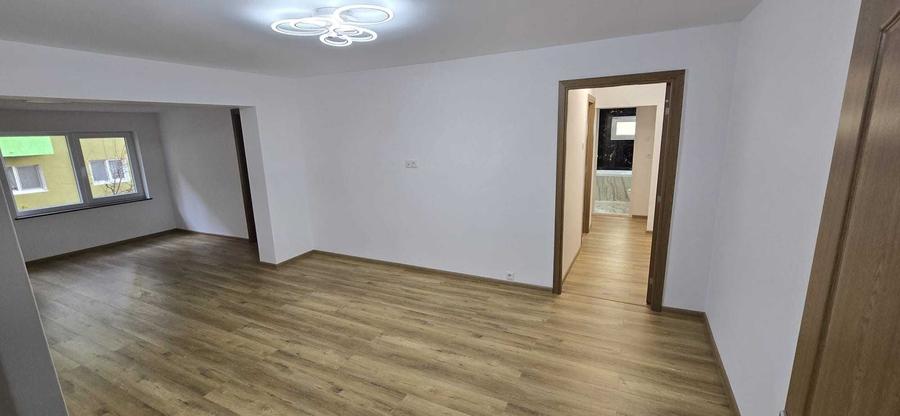 Apartament cu 4 camere semidecomandat în Central