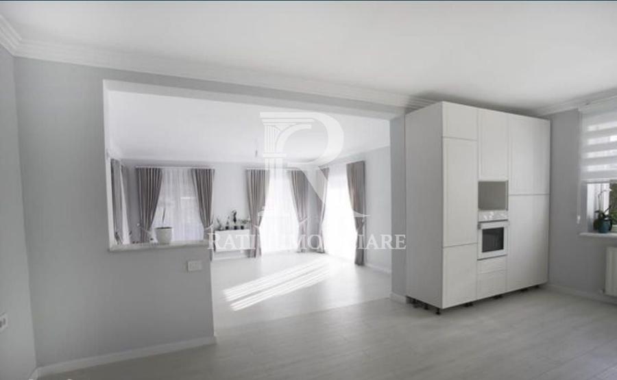 Casă individuală cu 7 camere cu Canalizare în Sântandrei