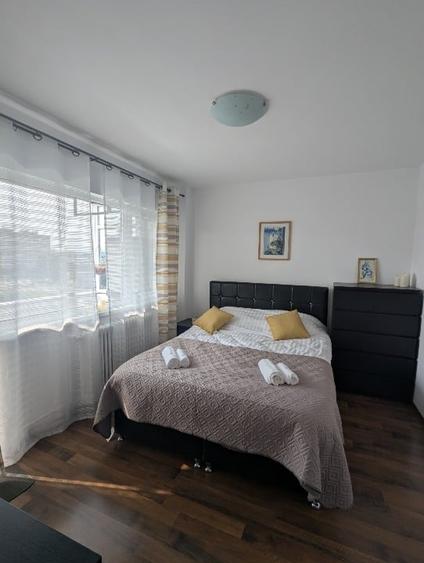 Apartament cu 3 camere semidecomandat, mobilat în Central