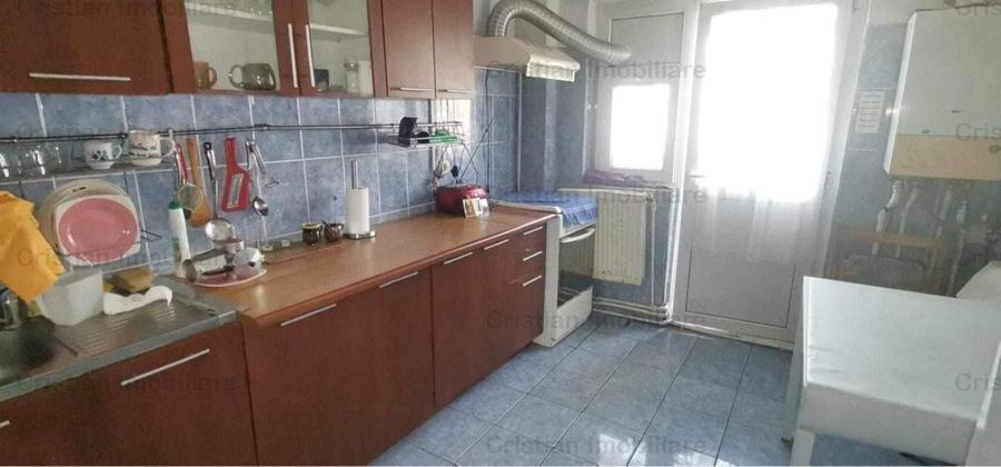 Apartament cu 3 camere semidecomandat în Gării