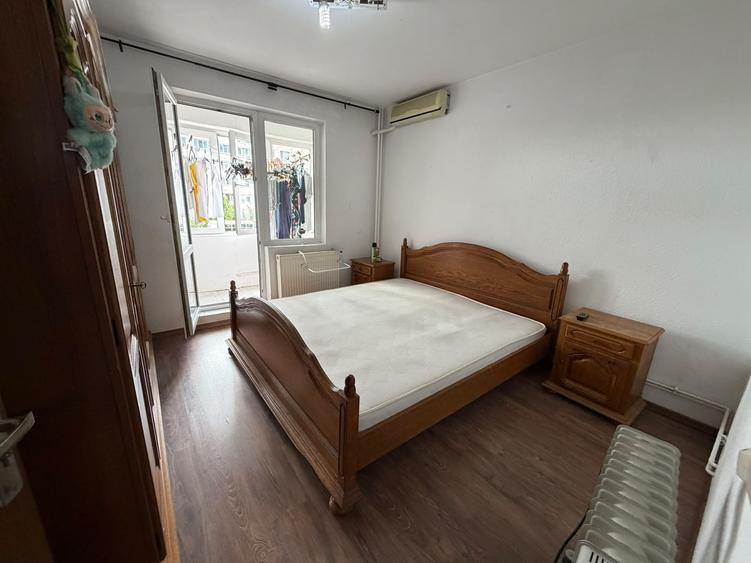 Apartament cu 3 camere semidecomandat în Titan