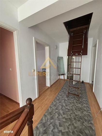 Casă cu 4 camere în Colțirea