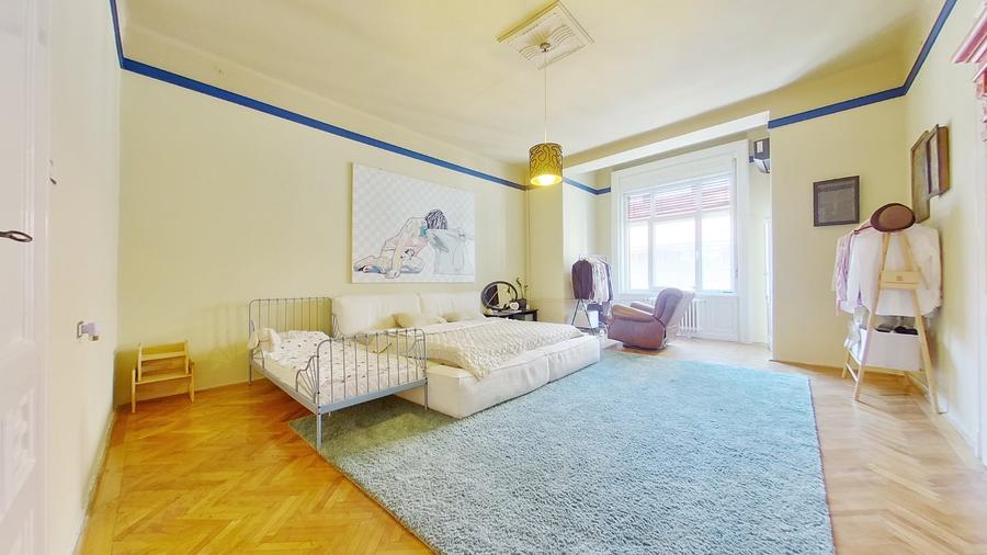 Apartament cu 3 camere semidecomandat, mobilat în Central
