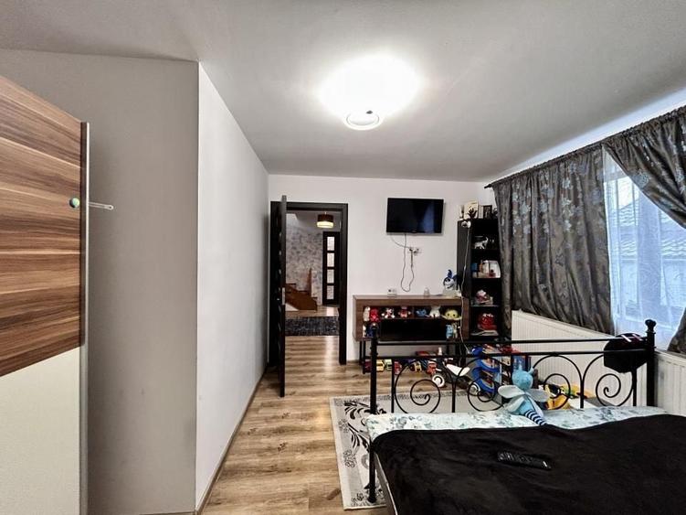 Casă individuală cu 5 camere cu Canalizare în Central