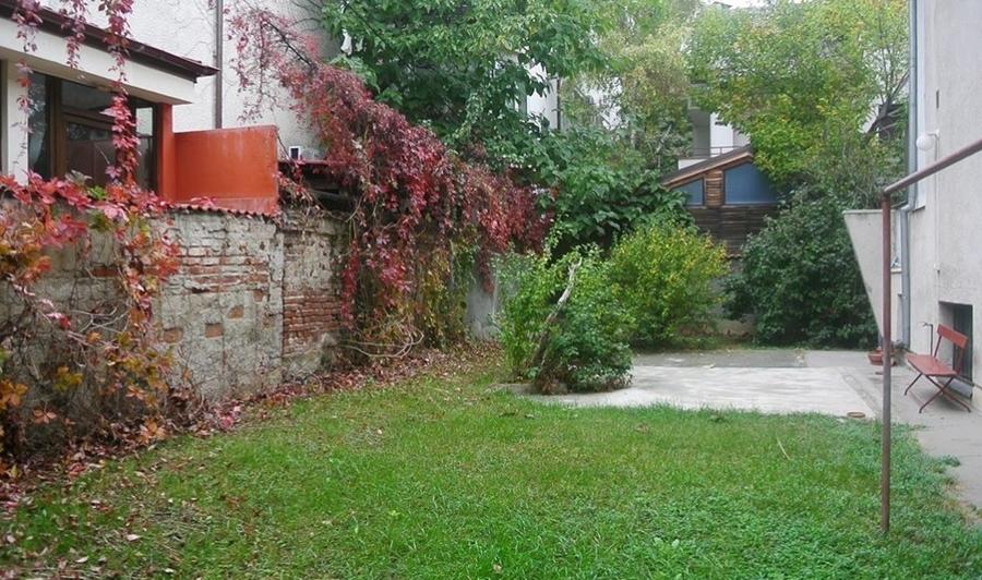 Casă cu 8 camere cu Garaj în Primăverii