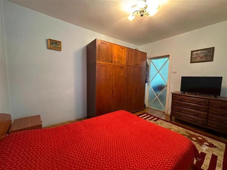 Apartament cu 3 camere semidecomandat în Podu Roș