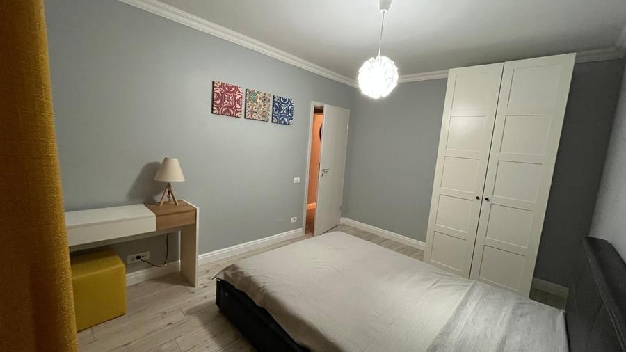 Apartament cu 3 camere semidecomandat, mobilat în Aradului