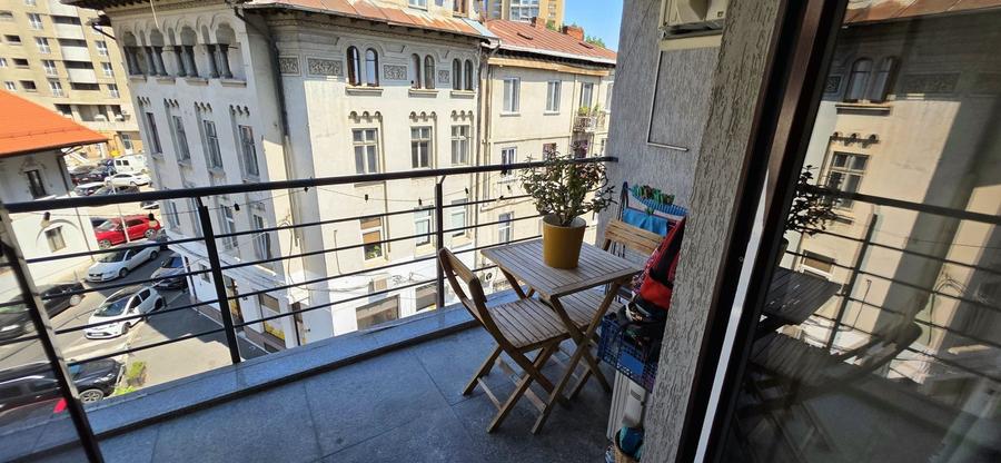 Apartament cu 3 camere semidecomandat, mobilat în Națiunile Unite