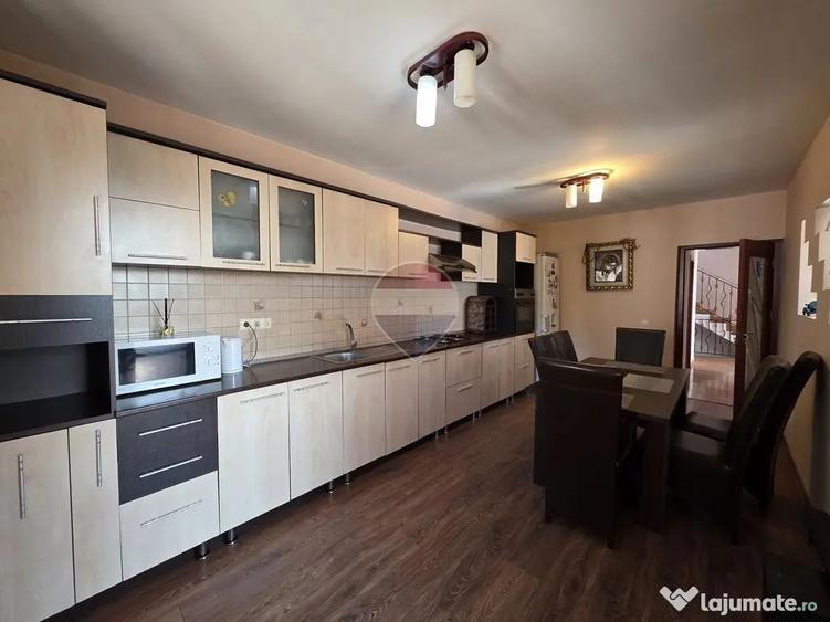 Casă cu 5 camere cu Teren 950 Mp în Cândești