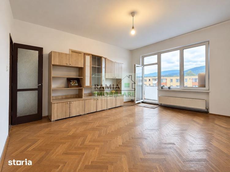 Apartament cu 2 camere decomandat în Tractorul