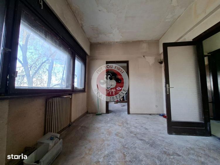 Apartament cu 5 camere semidecomandat în Victoriei