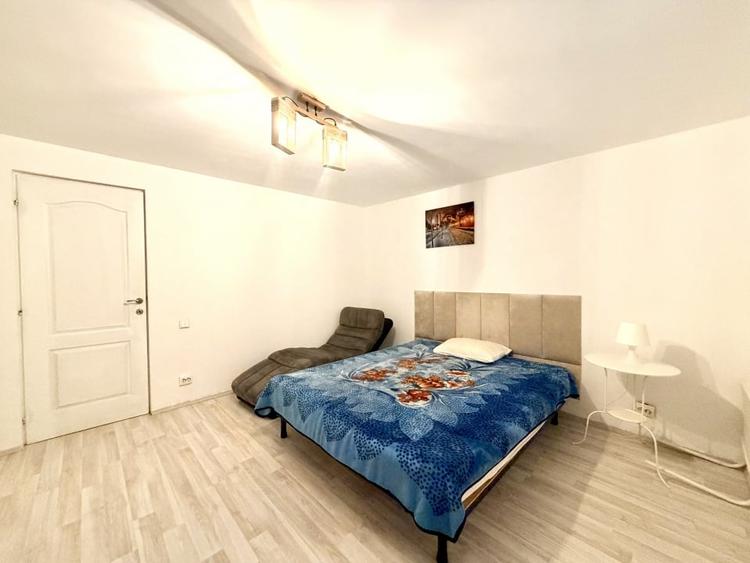 Apartament cu 4 camere semidecomandat, mobilat în P-ța Victoriei