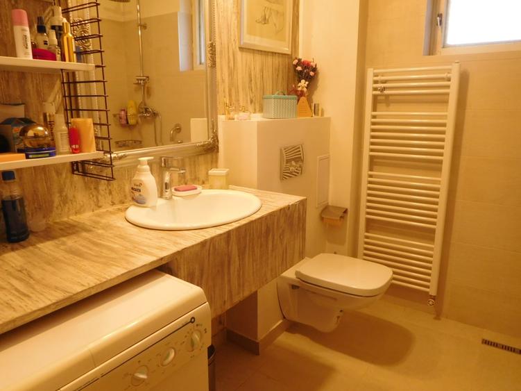 Apartament cu 5 camere decomandat în Central