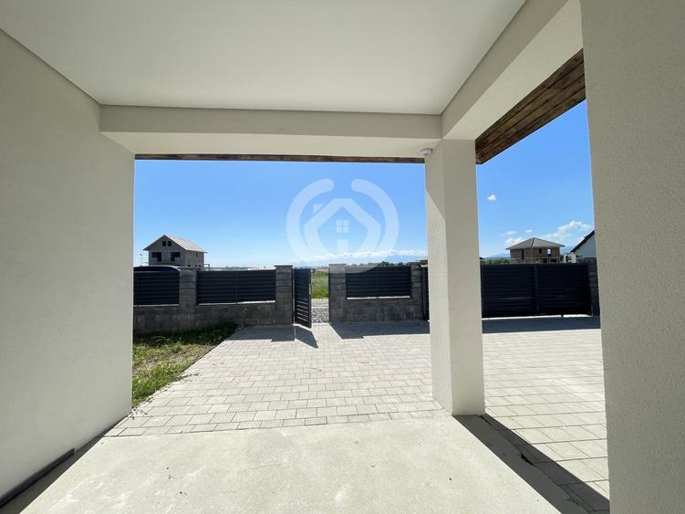 Duplex cu 3 camere cu Canalizare în Cristian