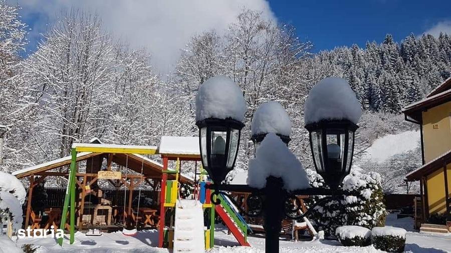 Casă cu 10 camere cu Teren 1292 Mp în Moieciu