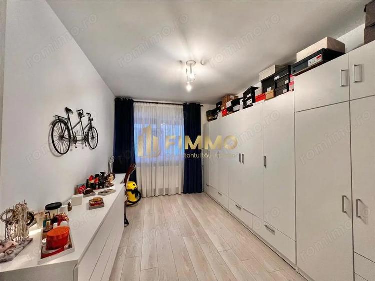 Apartament cu 3 camere semidecomandat în Periferie