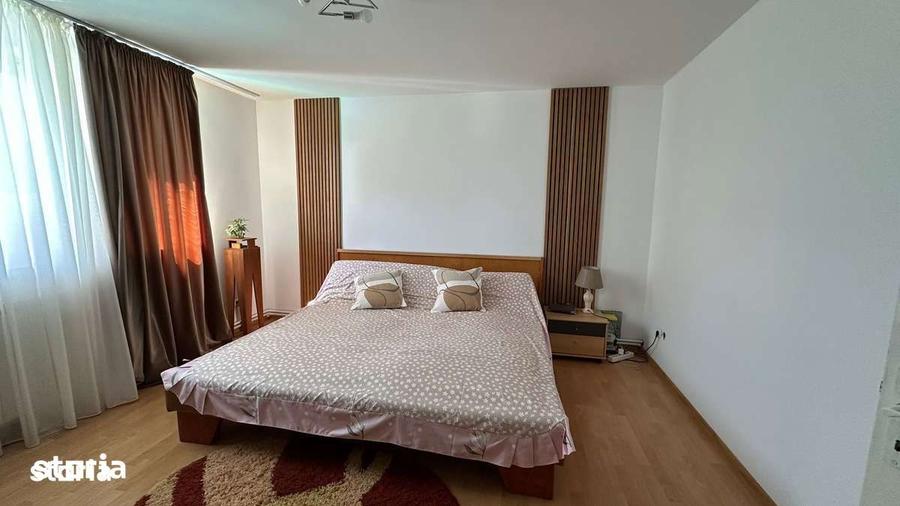 Casă cu 5 camere decomandat cu Teren 700 Mp în Central