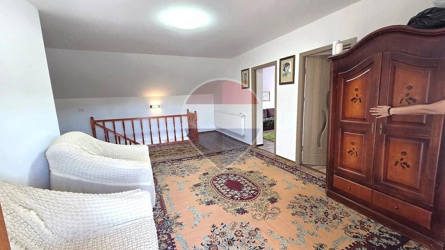 Casă cu 7 camere cu Teren 1400 Mp în Văleni
