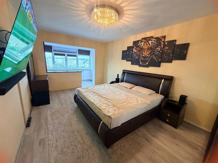 Apartament cu 3 camere decomandat, mobilat în Alexandru cel Bun