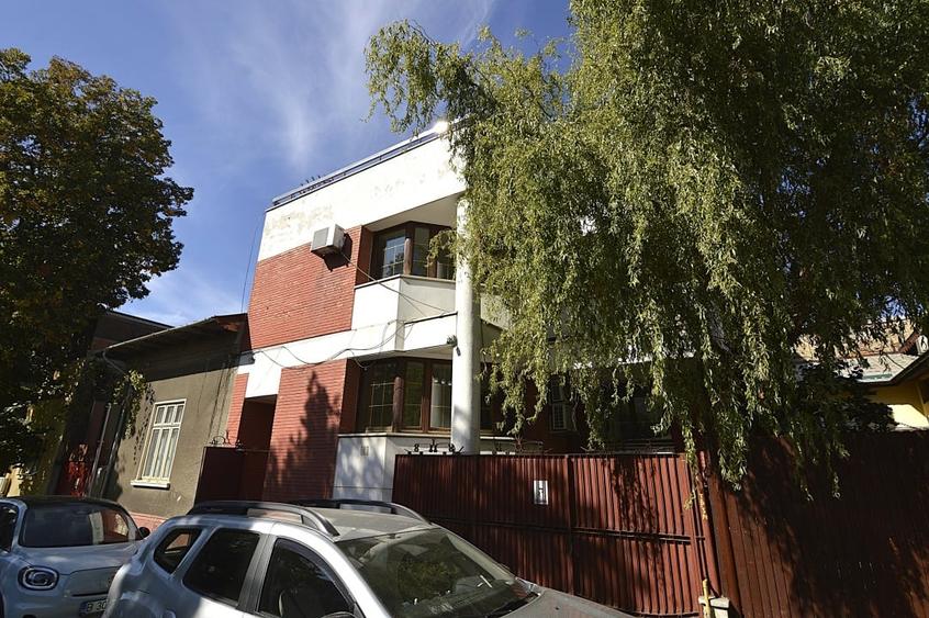 Casă individuală cu 8 camere cu Garaj în Gara de Nord