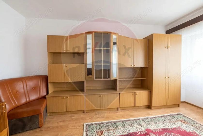 Apartament cu 3 camere decomandat în Est