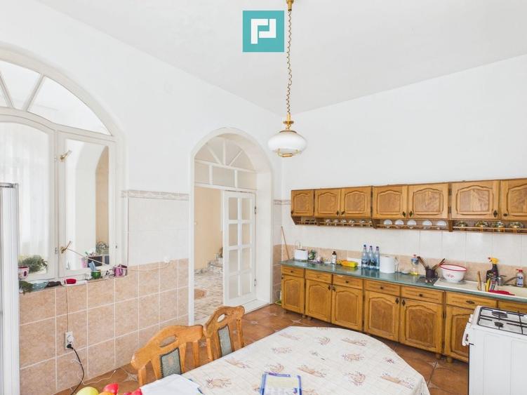 Casă cu 8 camere cu Canalizare în Sânmartin