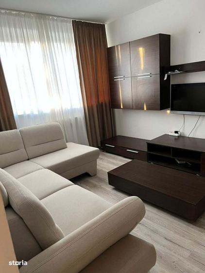 Apartament cu 3 camere semidecomandat în Calea București