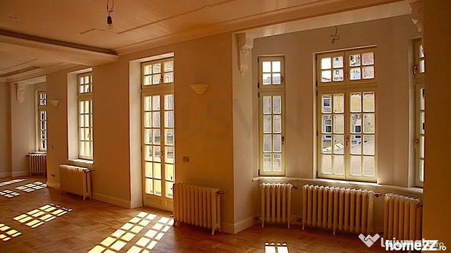 Casă cu 7 camere cu Teren 437 Mp în Central
