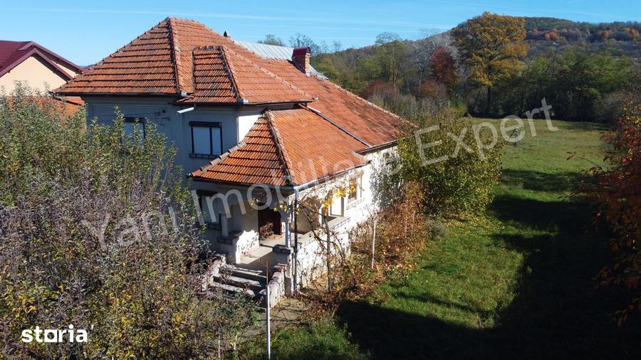 Casă cu 4 camere cu Teren 2714 Mp în Central