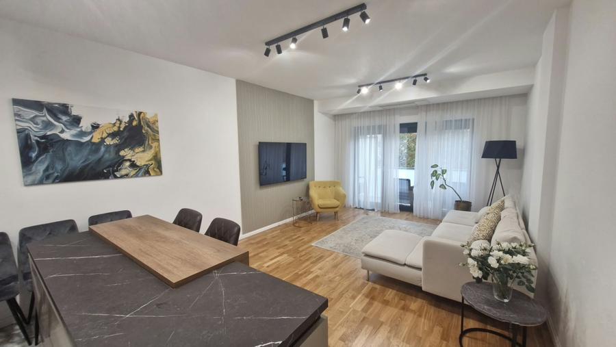 Apartament cu 3 camere decomandat, mobilat în Casin